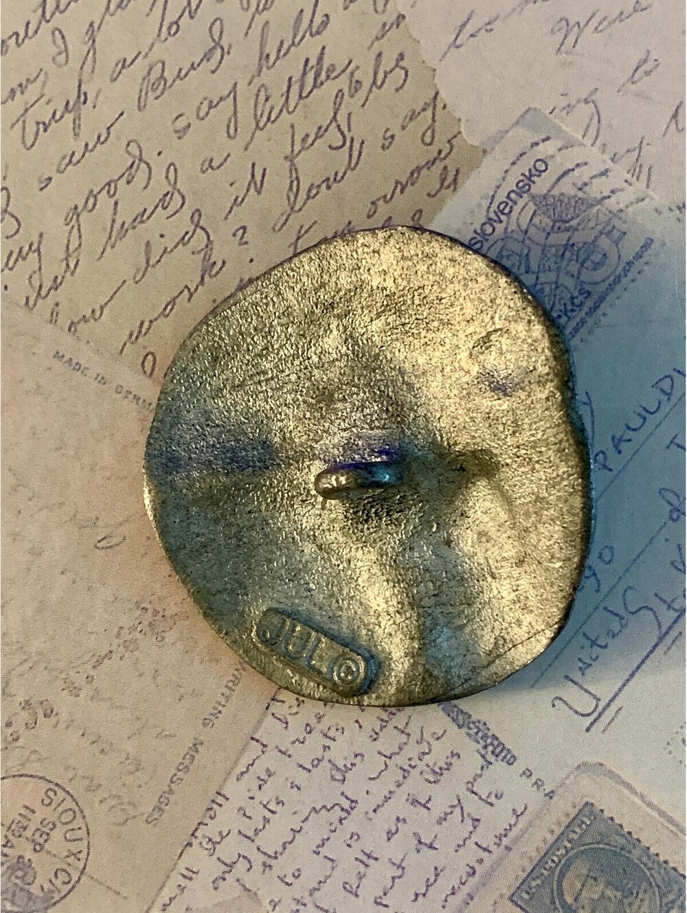 Vintage JUL Signed Abstract Face Shank Button - Picture 2 of 2